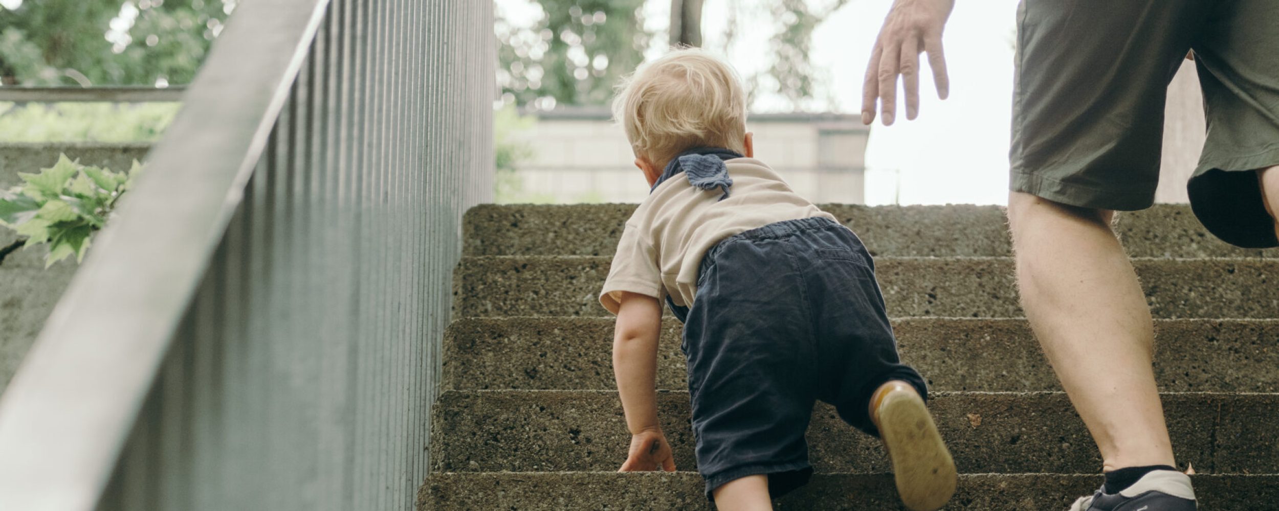 Kind_geht_Treppe_hoch